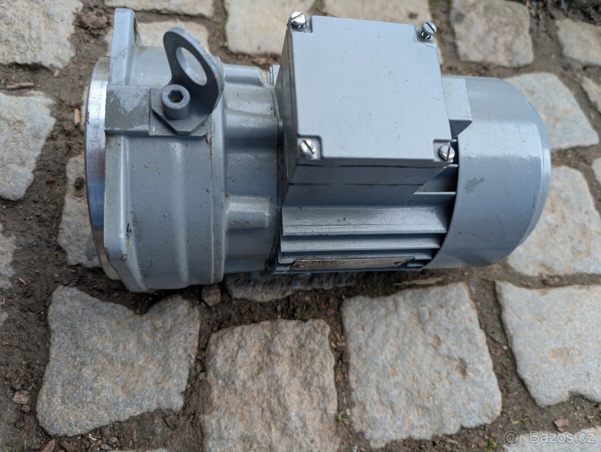 Prodám elektromotor s převodovkou