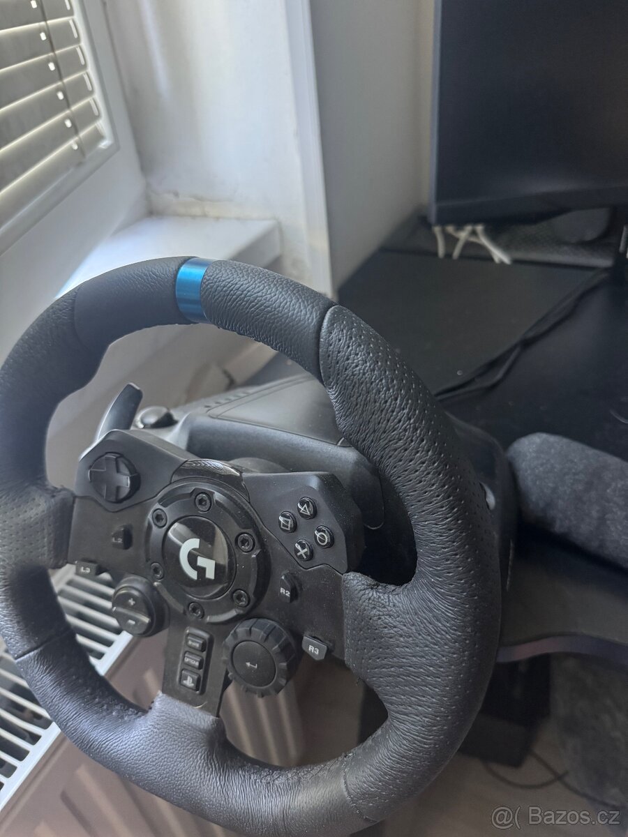 Volant s pedaly a radici pakou Logitech