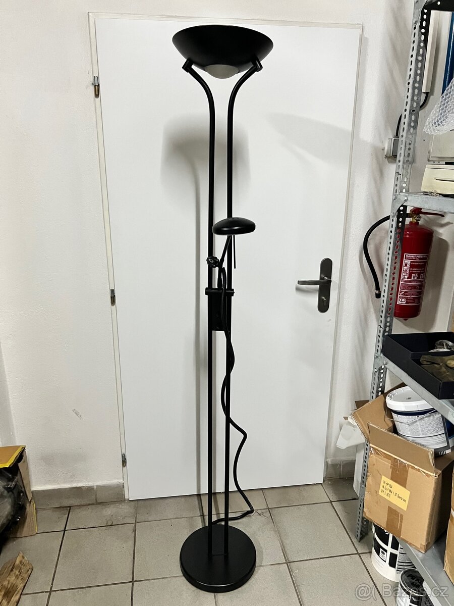 Volně stojací lampa s nastavitelnou regulací svitu černá