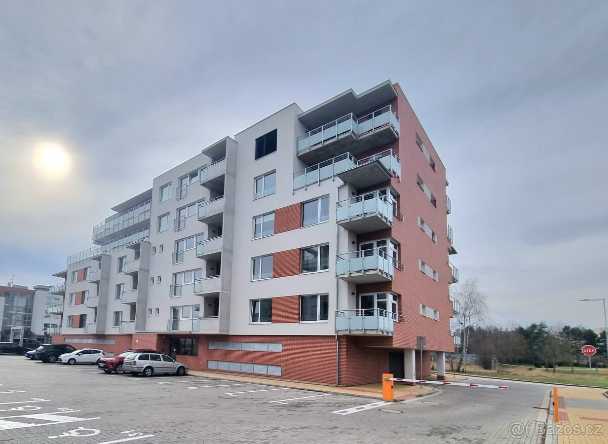 Pronájem bytu 1+kk, Průběžná, Hradec Králové, 13200 Kč/měs,