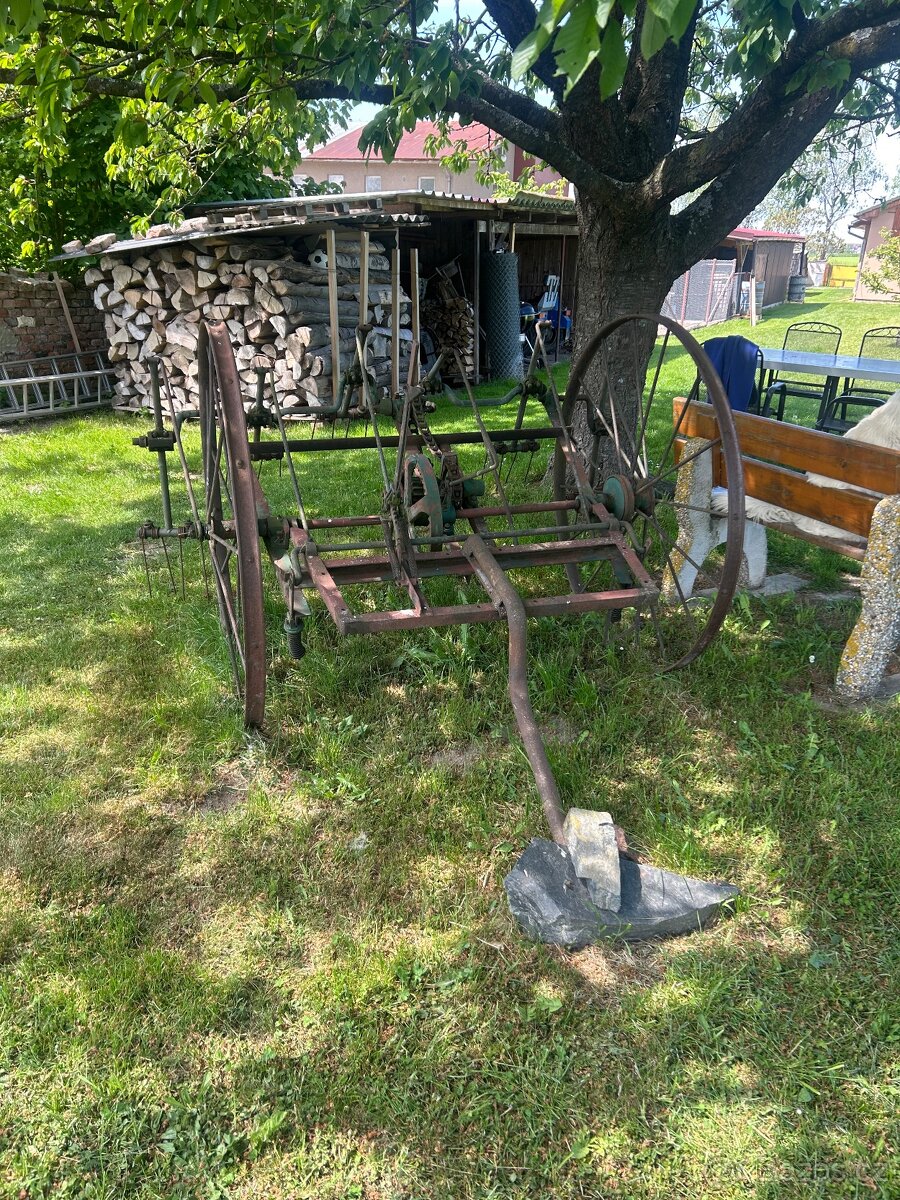 Plně funkční obraceč sena