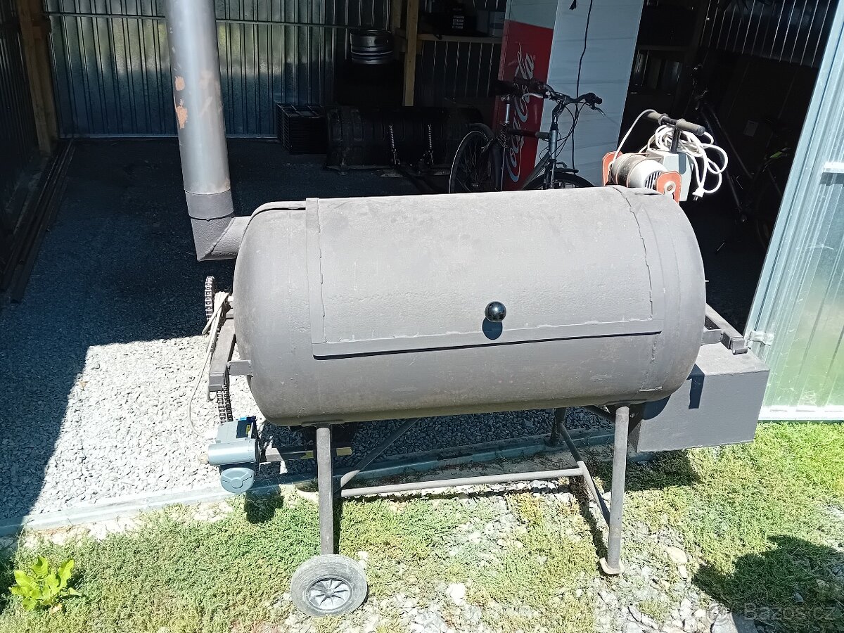 Zahradní gril na kýtu, sele, kuřata, jehla a rošt na steaky.