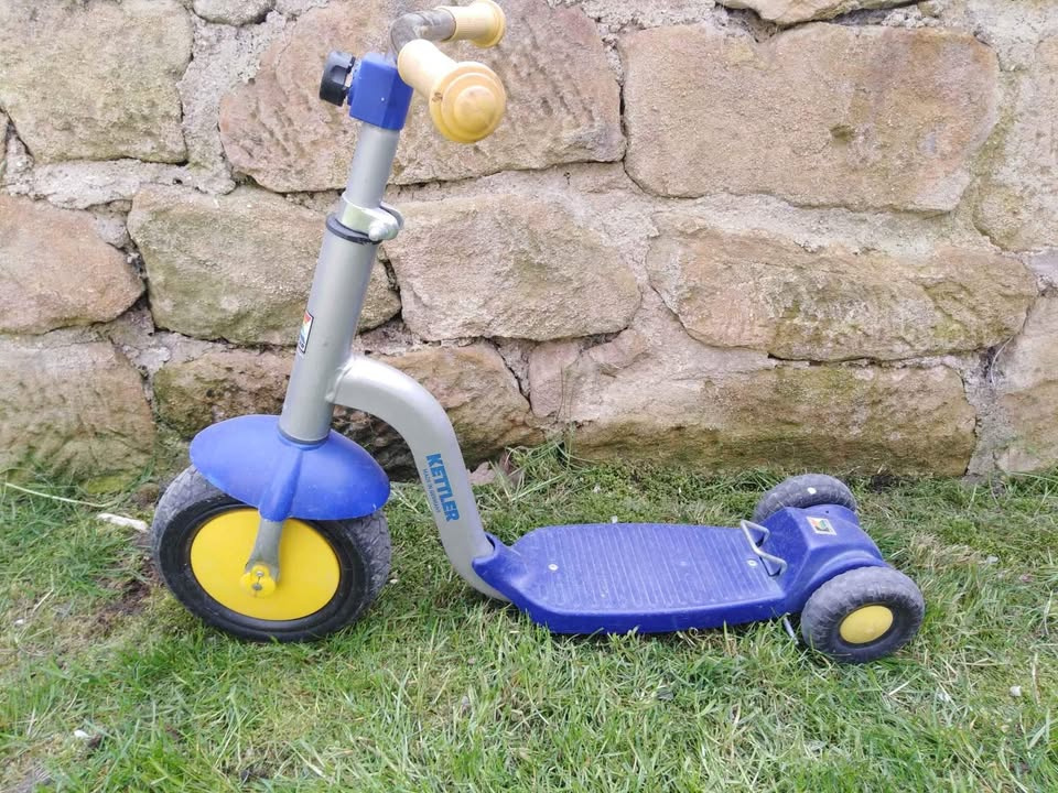 Dětská koloběžka.