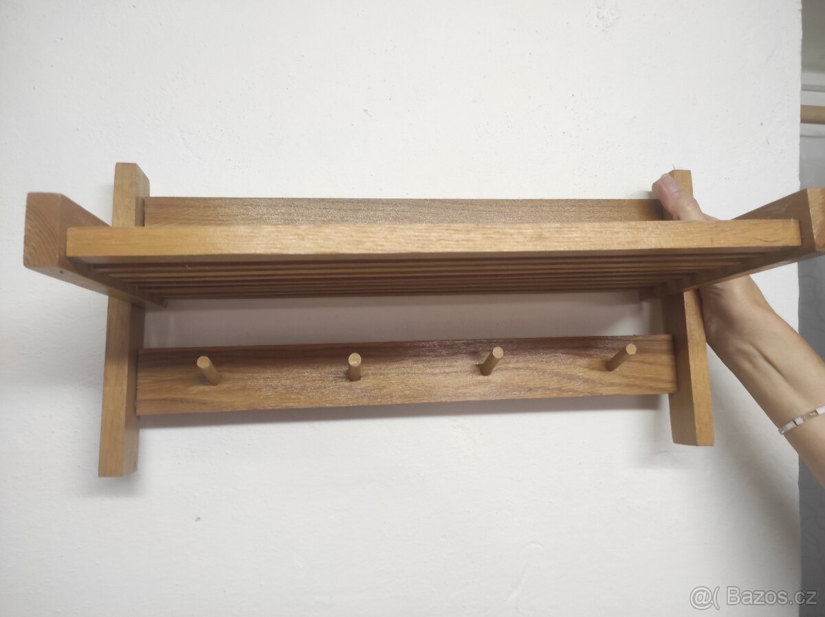 Dřevěná polička