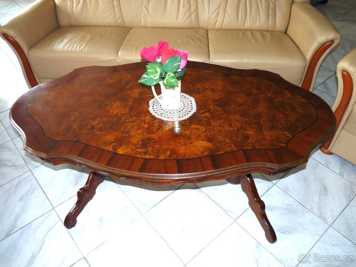 pěkný konferenční stolek ve stylu baroko