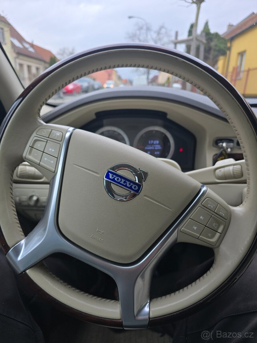 Volant Volvo s dřevěným dekorem