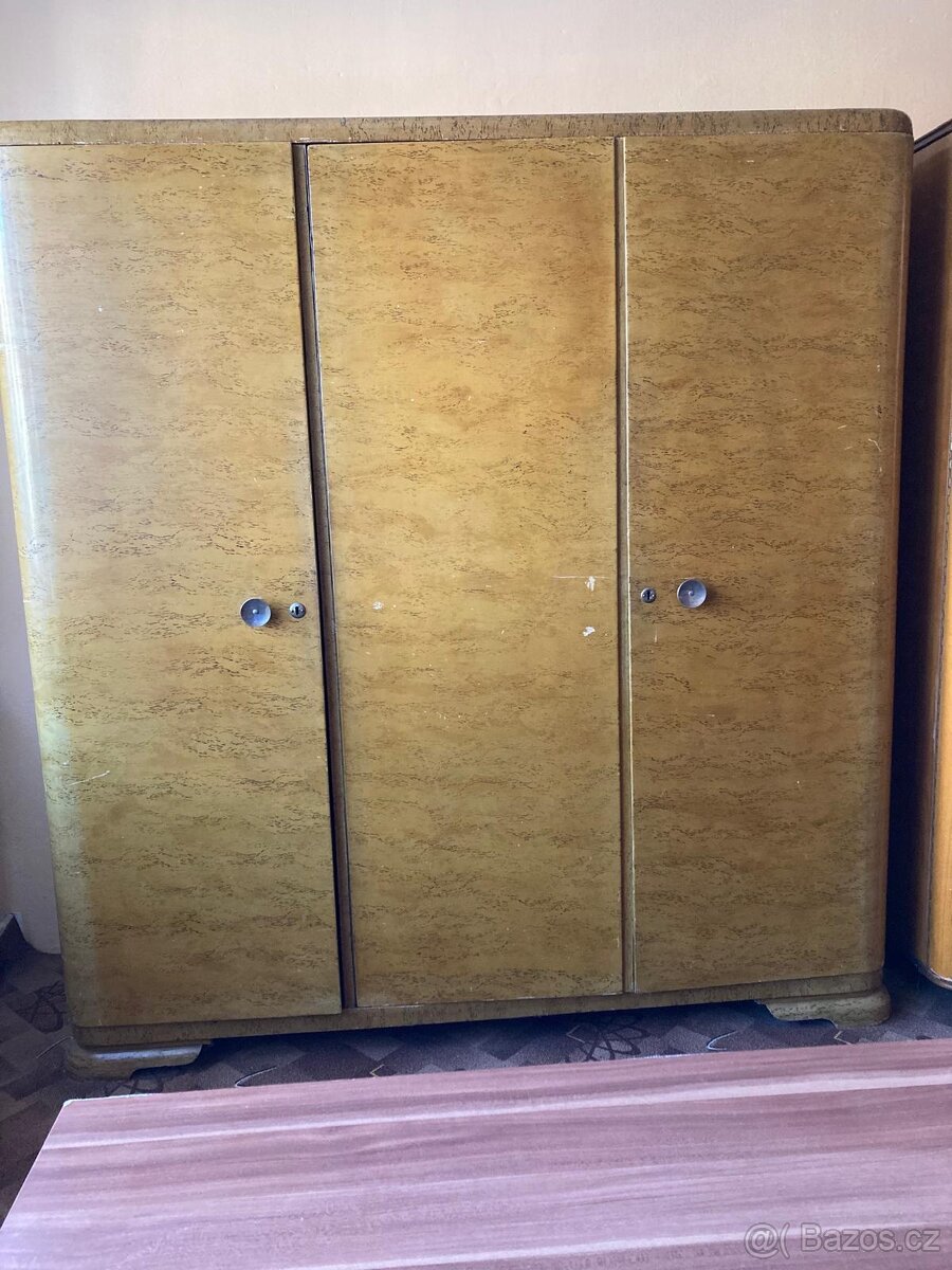 Starožitná šatní skříň