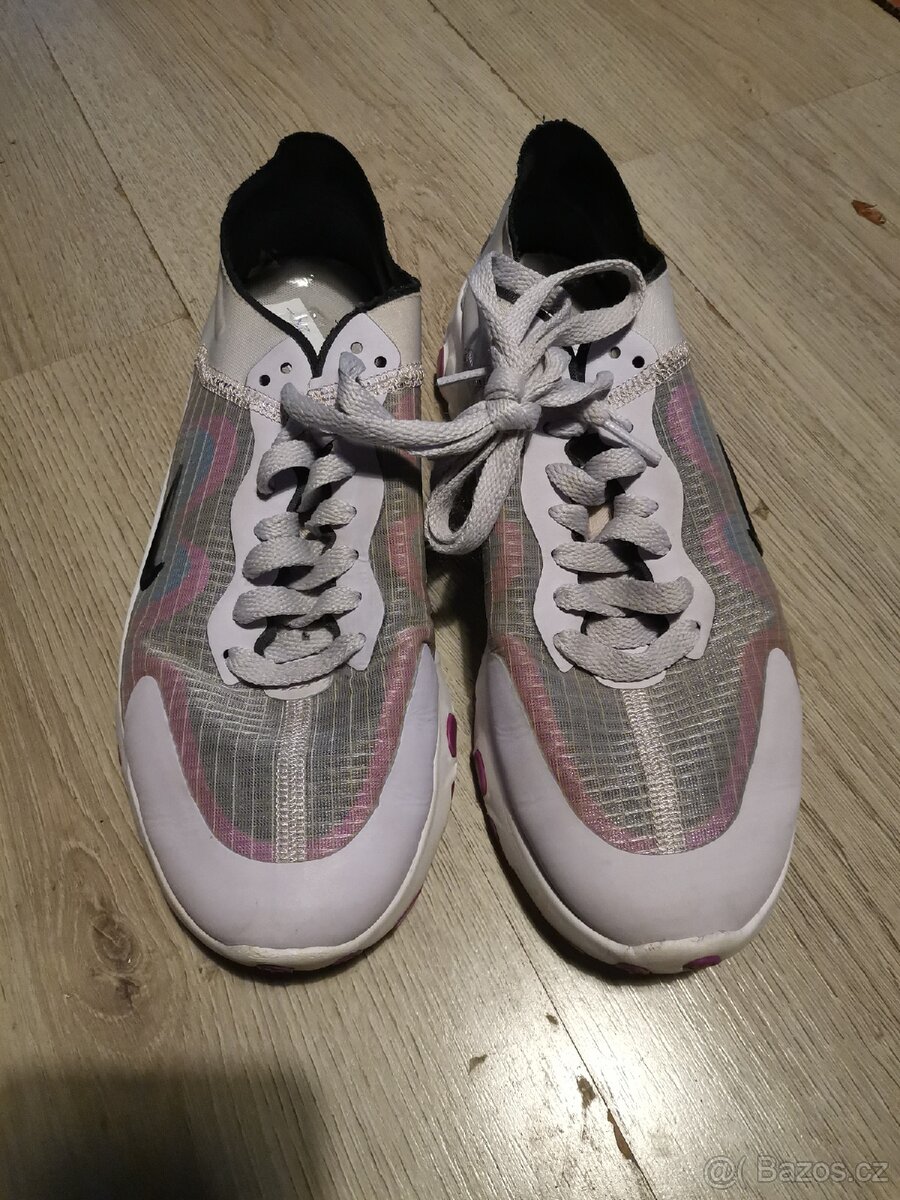 Tenisky zn. Nike vel. 28