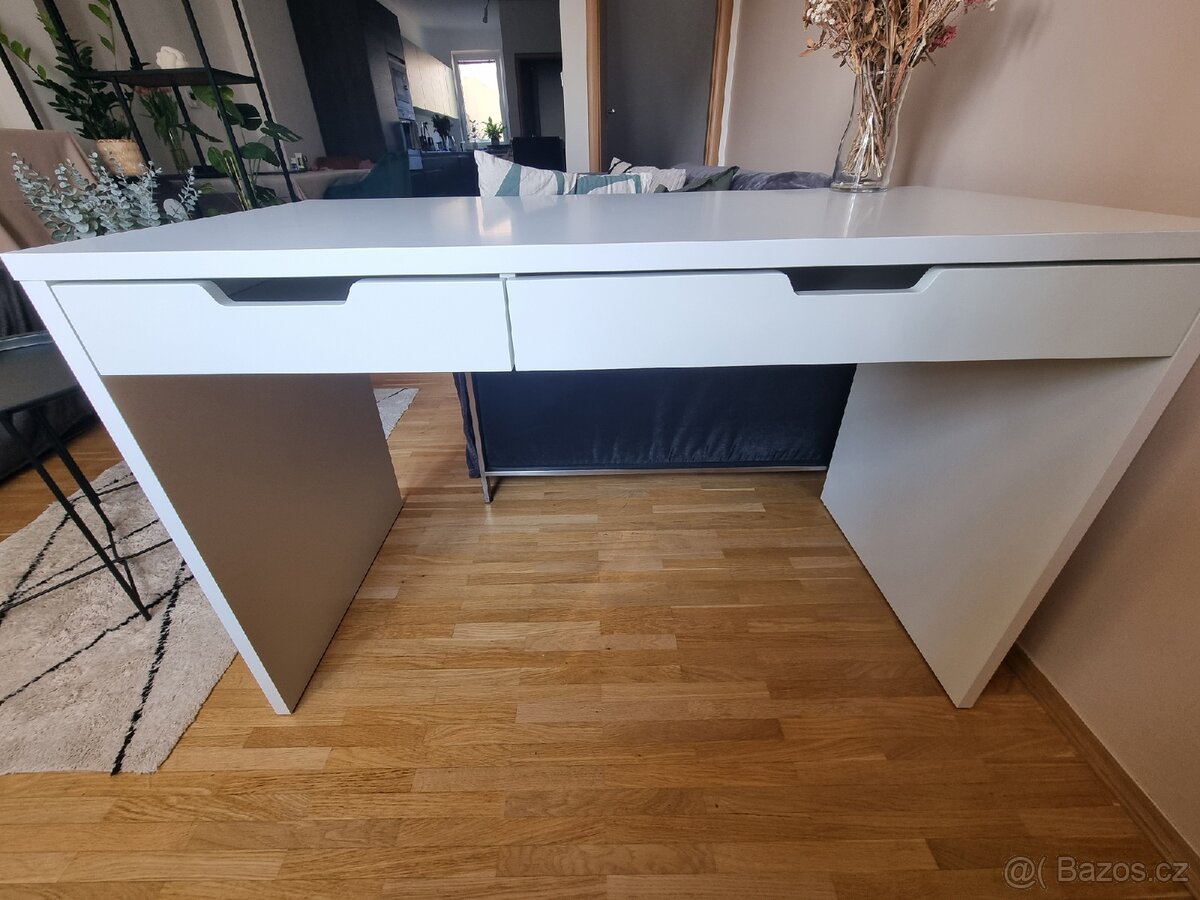 Nový bílý krásný stůl