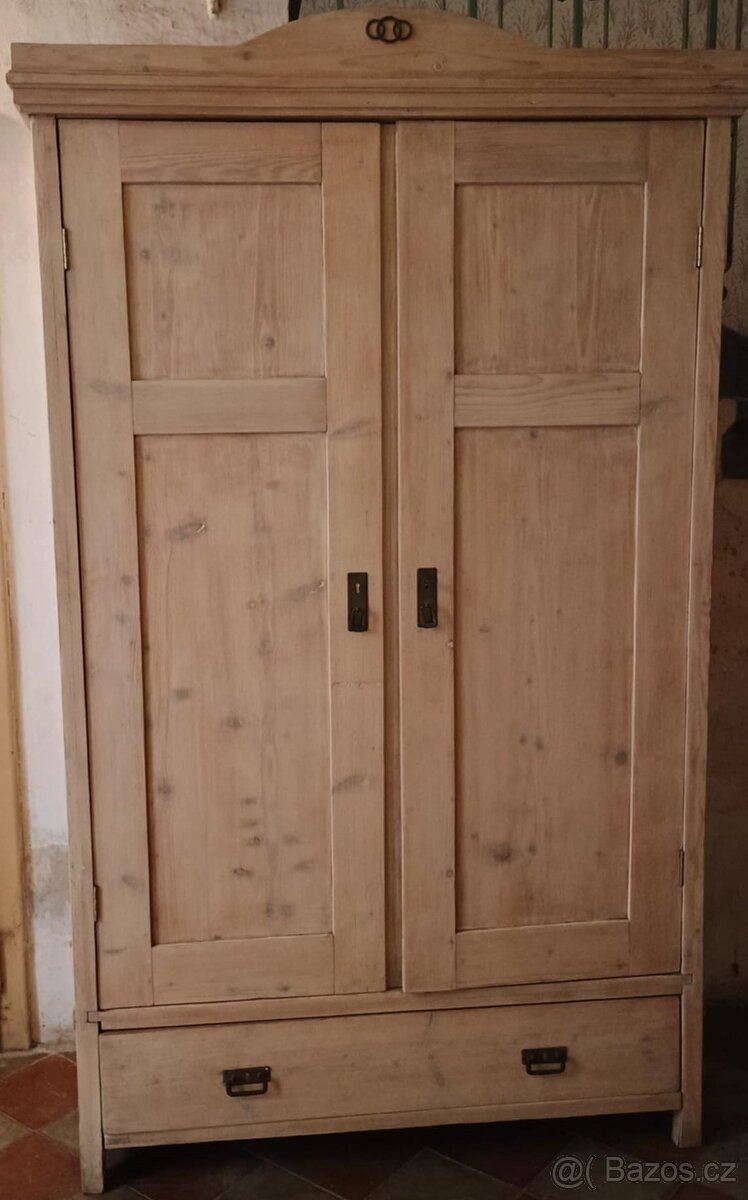 Starožitná masivní skříň