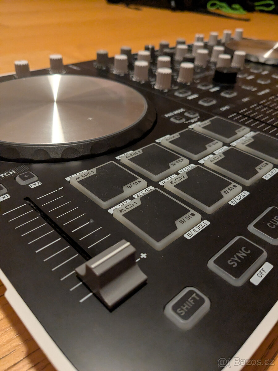 dj kontrolér reloop beatmix 4