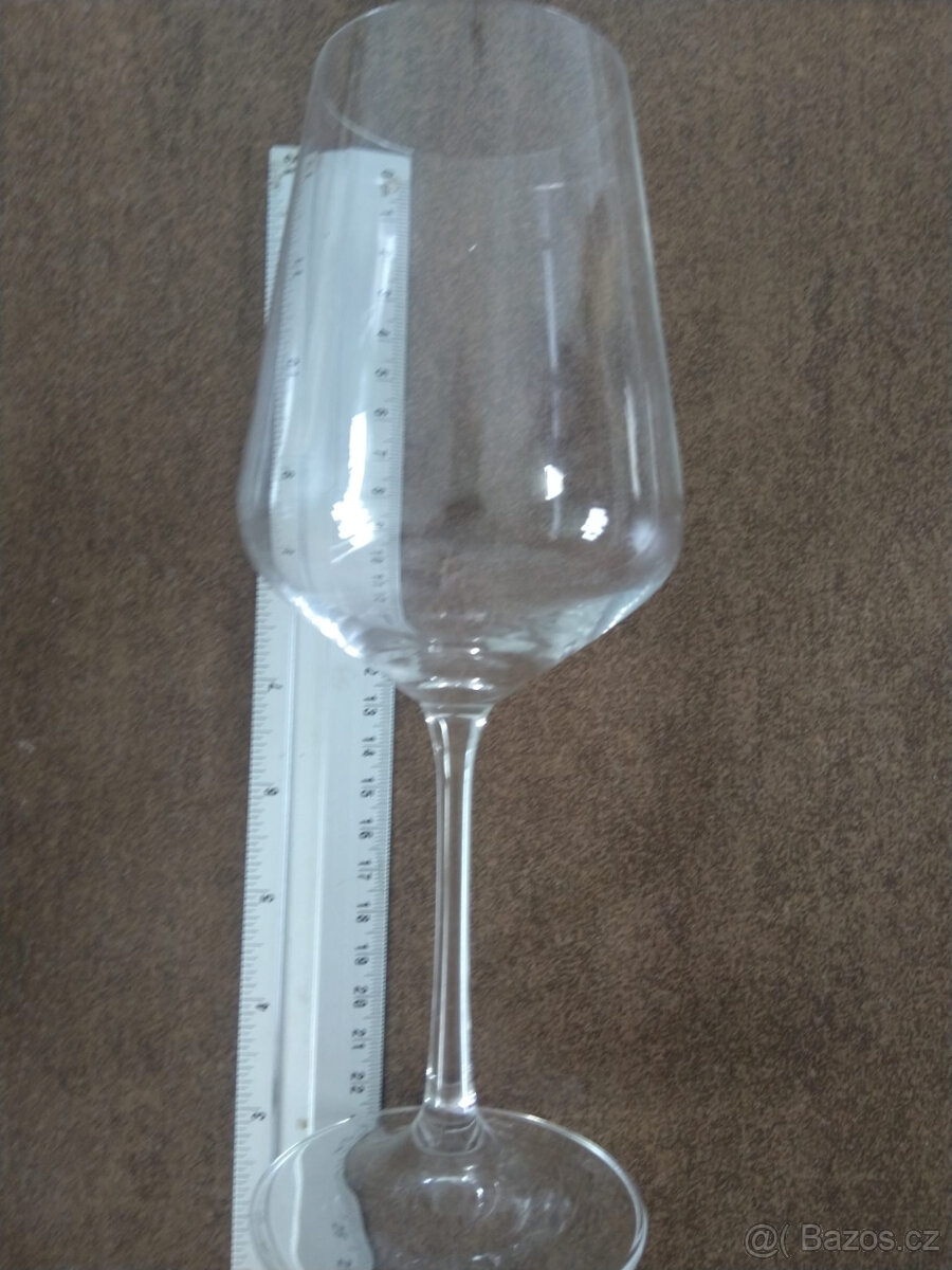 Prodám sklenici na vino