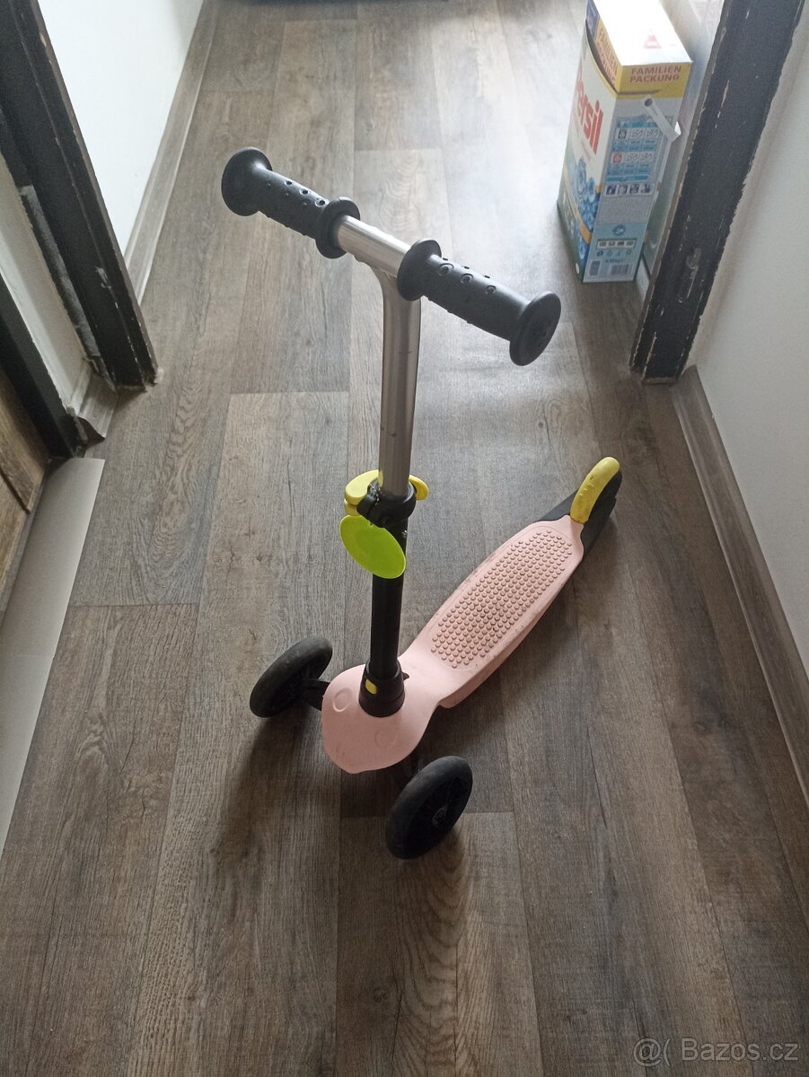 Dětská dívčí koloběžka