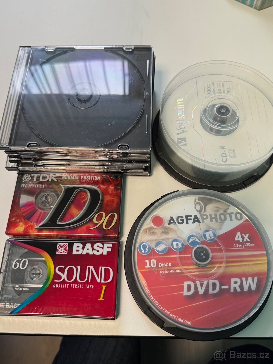 27x prázdné CD i RW,obaly,2x kazety magneták Retro