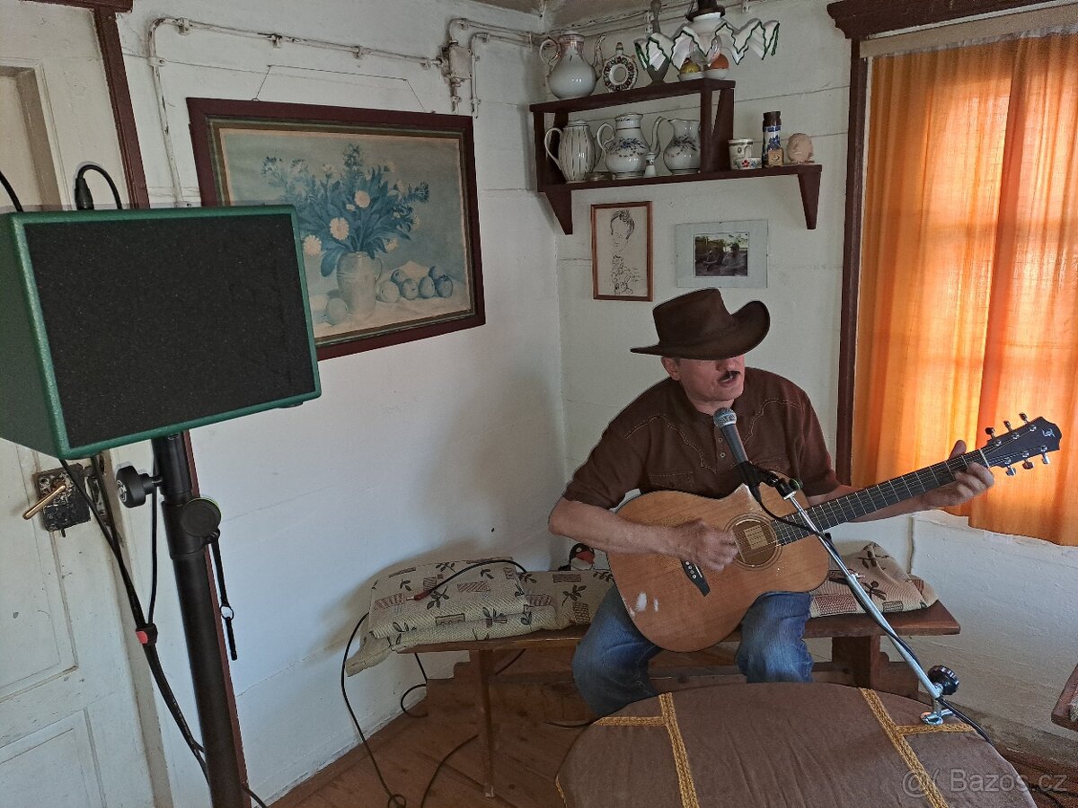 Kytara a zpěv nabízí hudební produkci, styl country a folk.