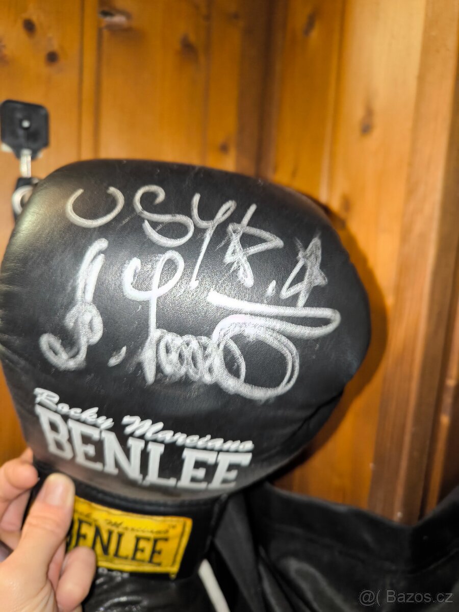 Podepsaná boxerská rukavice Usyk