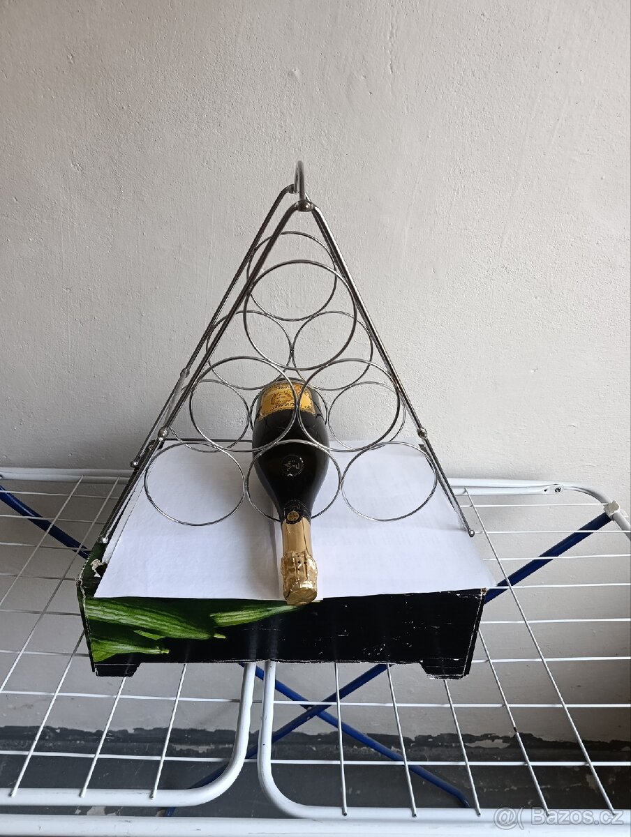 Drátěný stojánek na víno