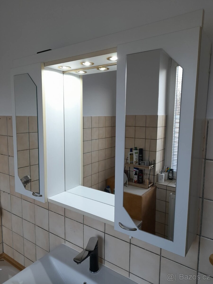 Koupelnová skříňka se zrcadlem