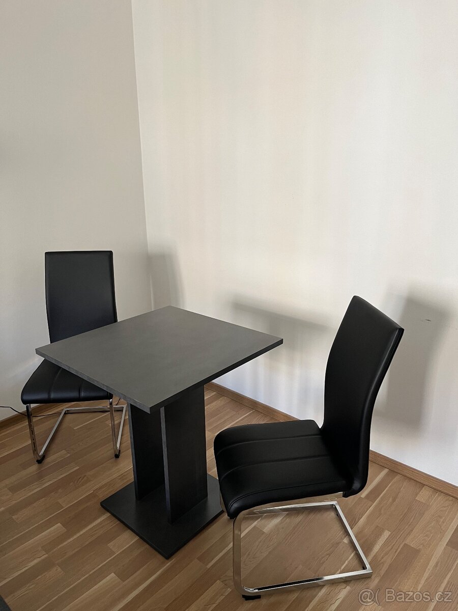 Jídelní stůl a dvě židle