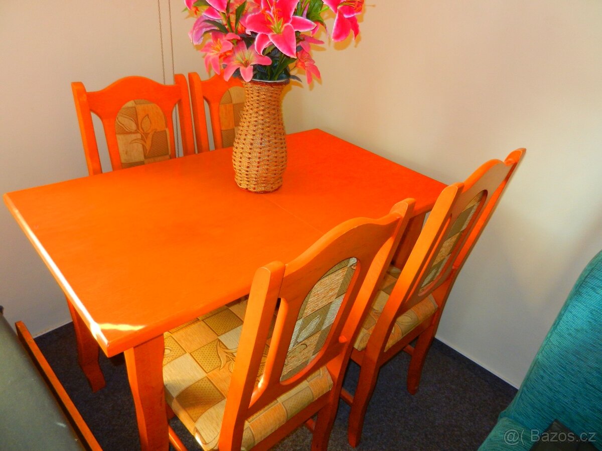 jídelní stůl a 4 židle