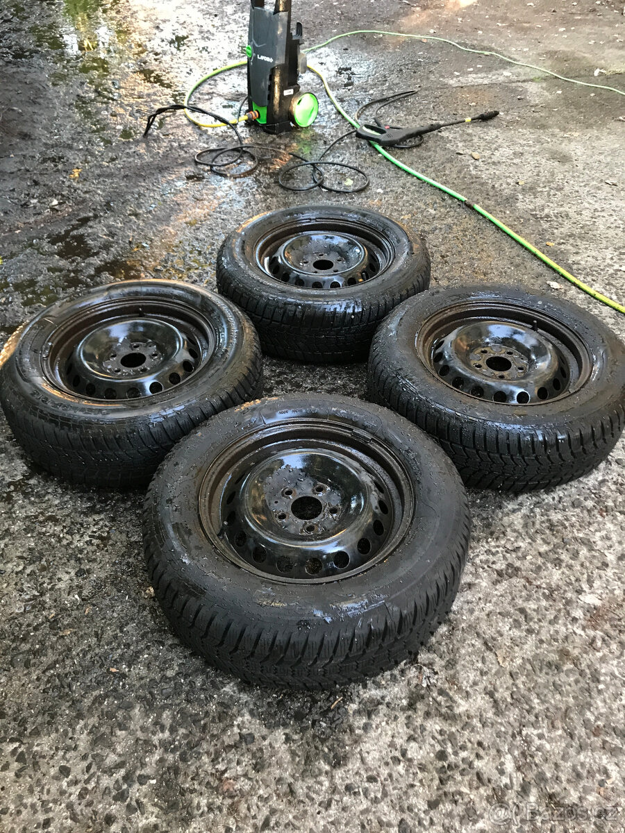 PRODÁM Sadu ZIMNÍCH PNEU na discích na Nissan QASHQAI
