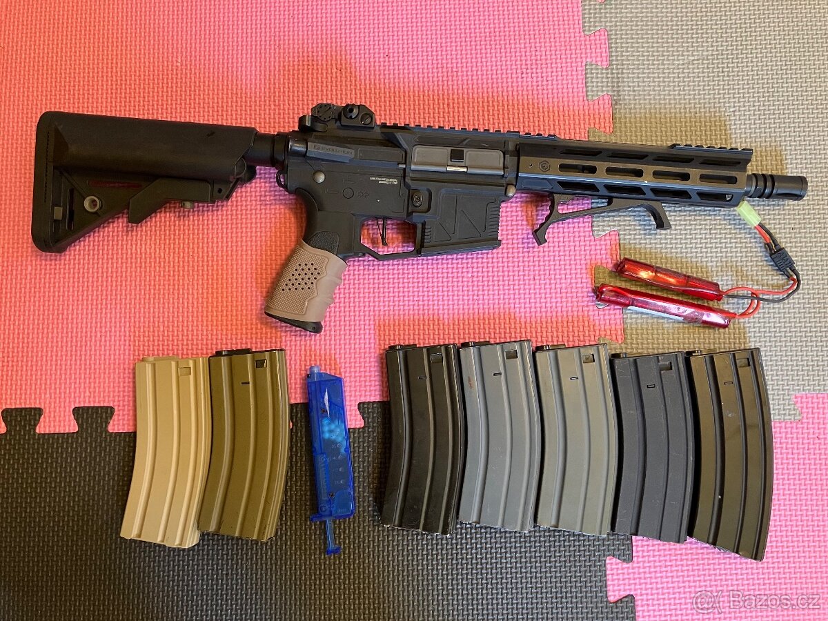Airsoft M4 + vesta, zasobniky baterie, odhazovák