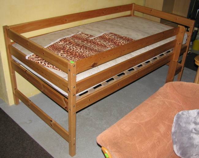 Dřevěná postel
