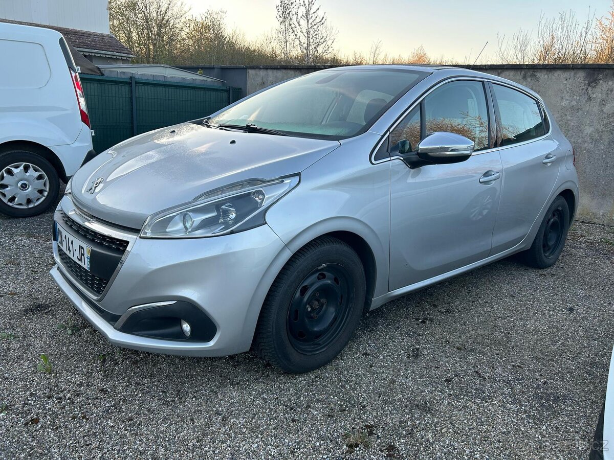 Peugeot 208, 1,2 rok 2015, klima, panorama