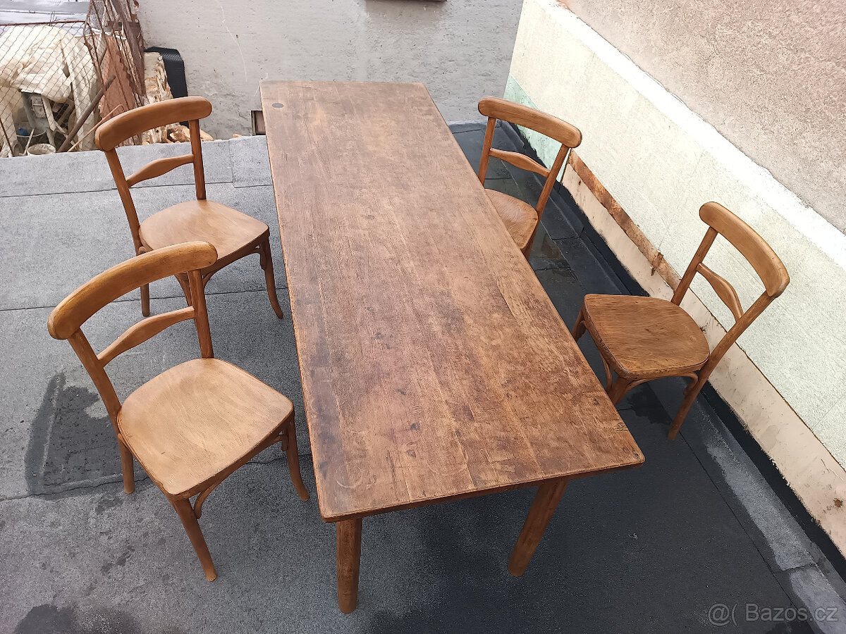 sestava hodovního stolu a židlí Thonet