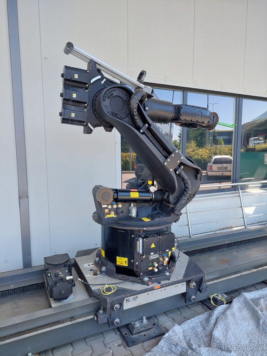 7 osy průmyslový robot KUKA KR125 s dráhou