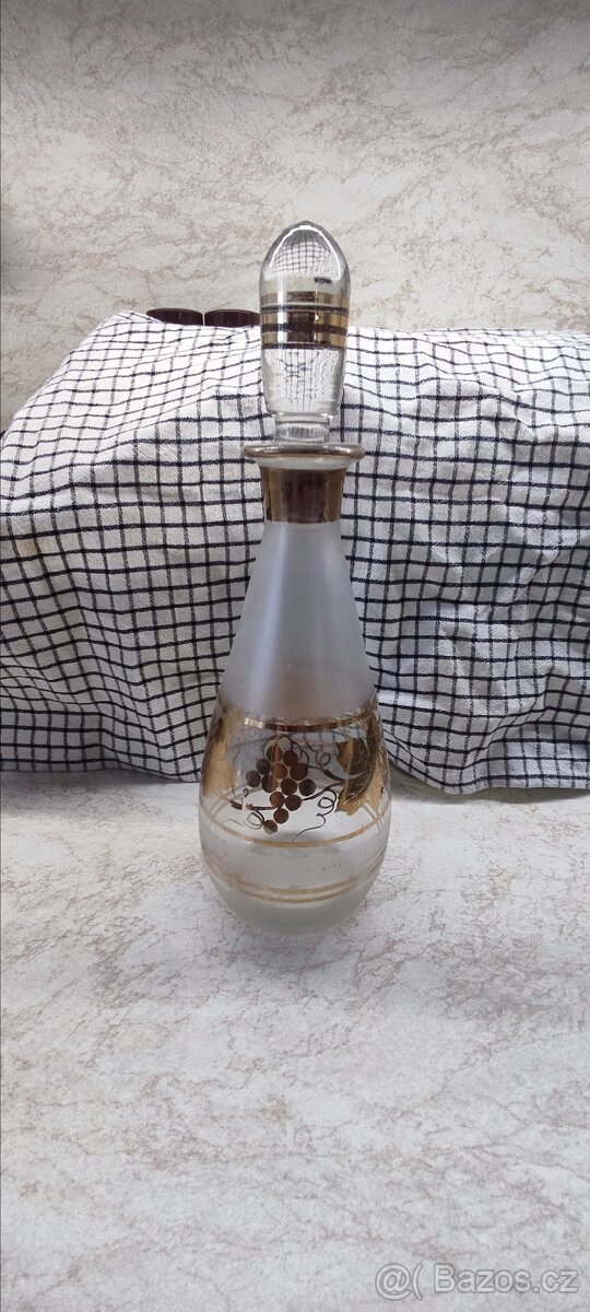 Starožitná karafa velká