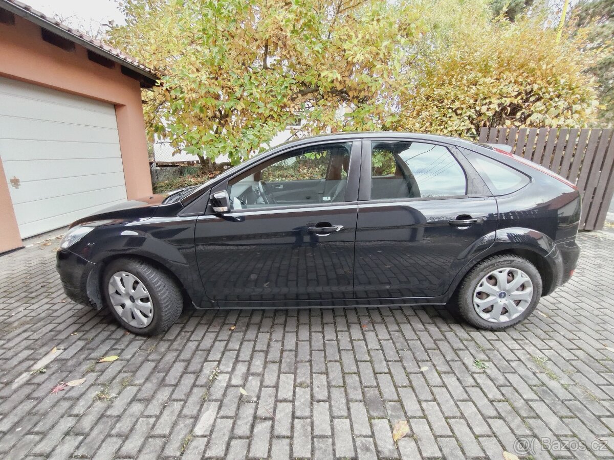 Ford Focus hatchback 1.6 (74kW), 2010, pouze 112tkm, černý