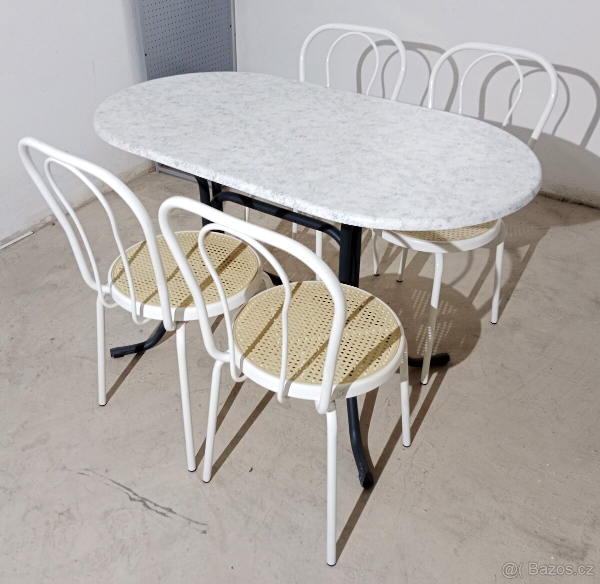 Stůl/stolová deska oválná