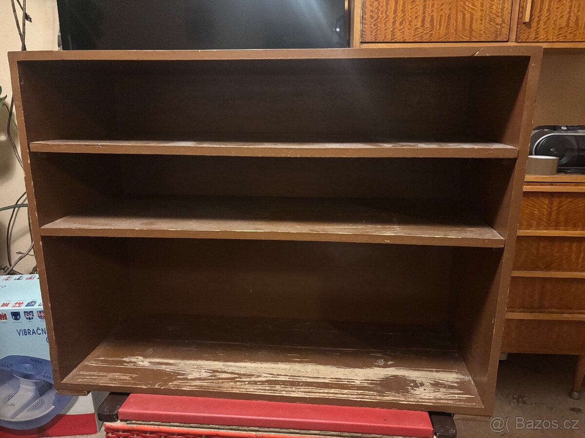 Botník / dřevěná skříňka