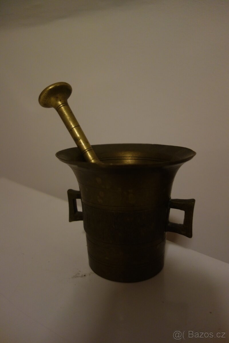 HMOŽDÍŘ & TLOUK ( z barevného kovu, patrně MOSAZ )