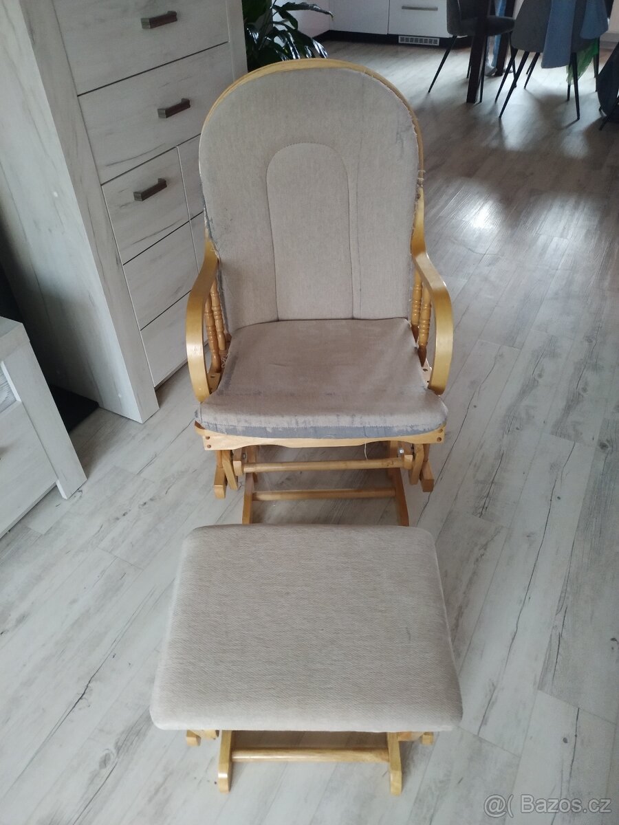 Houpací křeslo s podnožkou