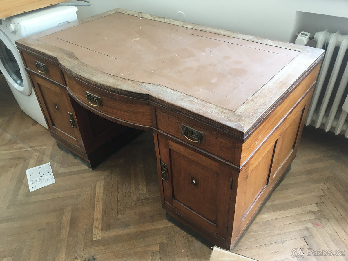 Ředitelský psací stůl