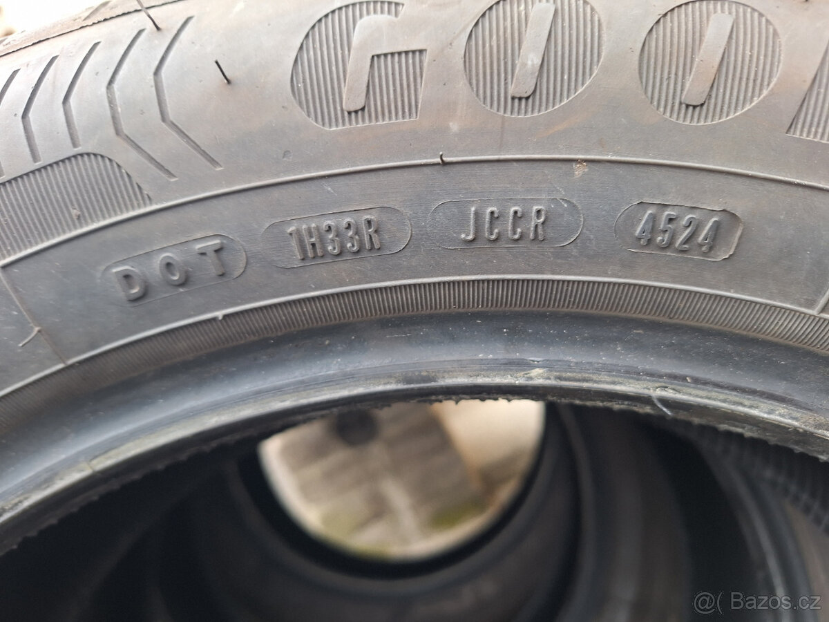 Goodyear 215/55 R17 94V.