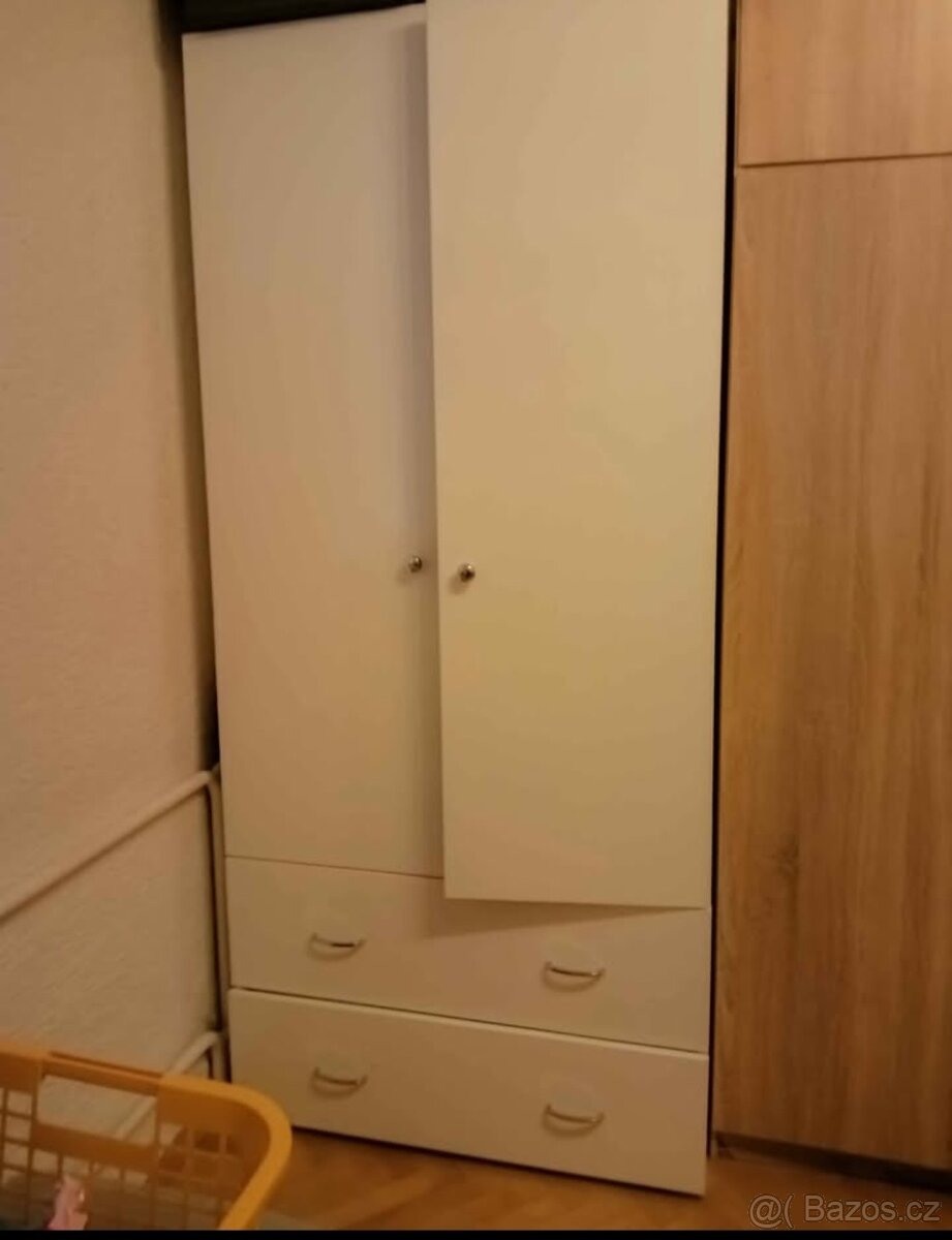 Šatní skříň masivní
