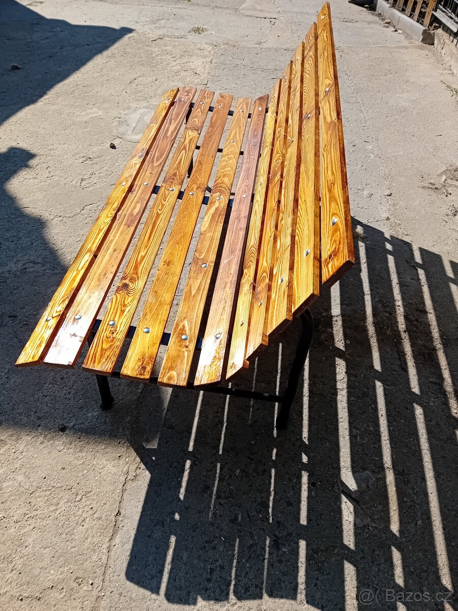 Zahradní lavička
