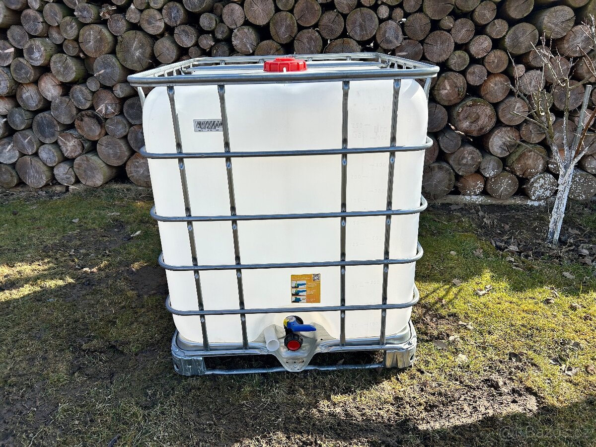 IBC nádrž / nádrž na vodu 1000l / IBC kontejner na kovové