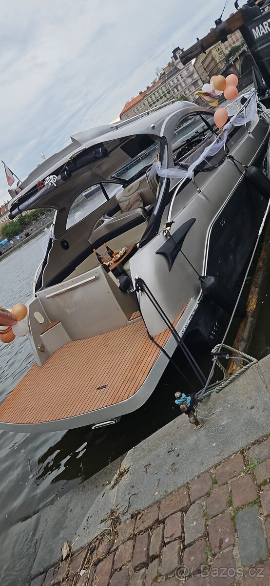 Motorová loď jachta hardtop 30