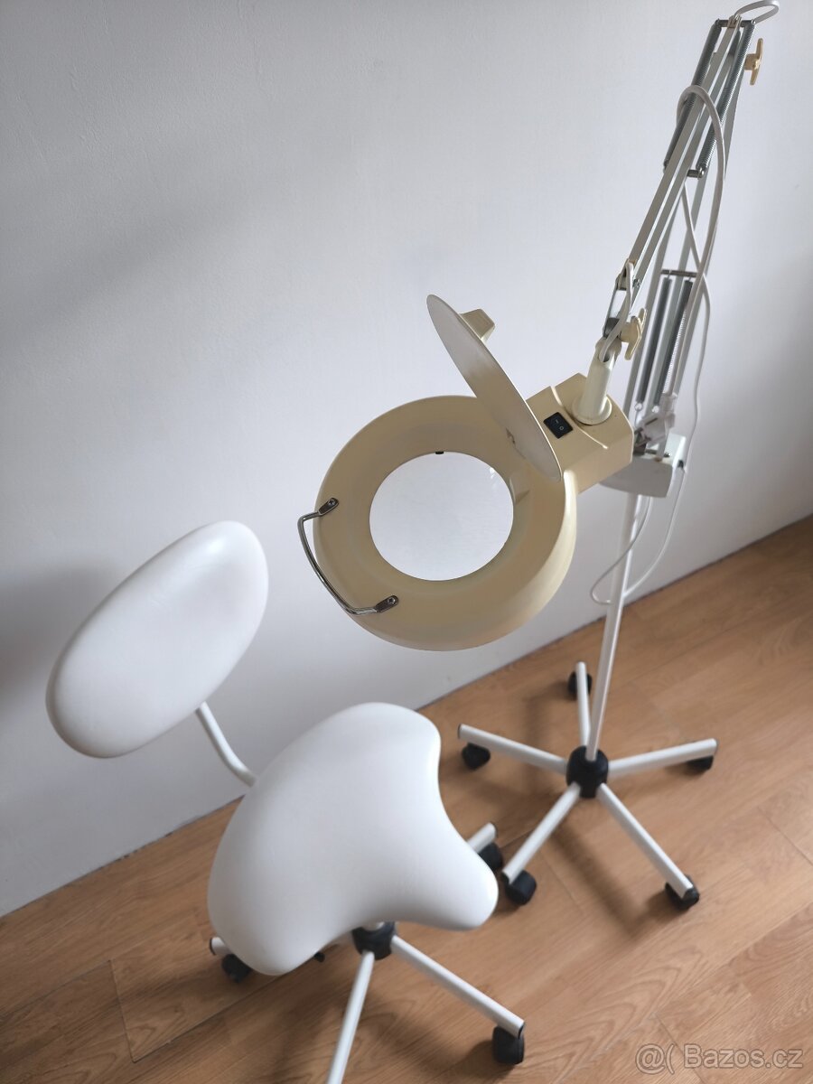 Kosmetická lampa s lupou