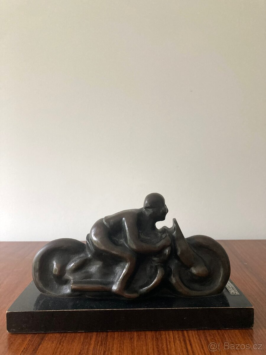SOCHA MOTORKÁŘE