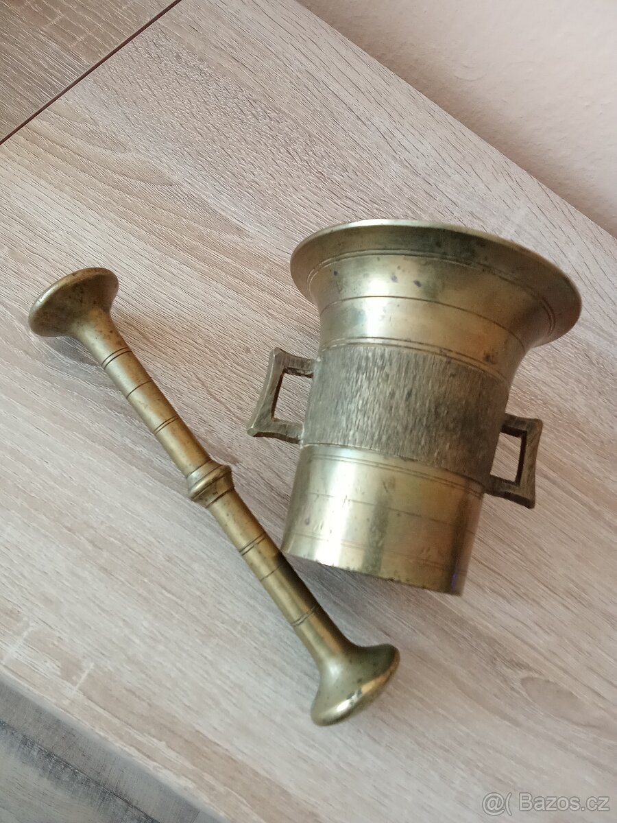 Starožitný mosazný tepaný velký hmoždíř, krásný stav