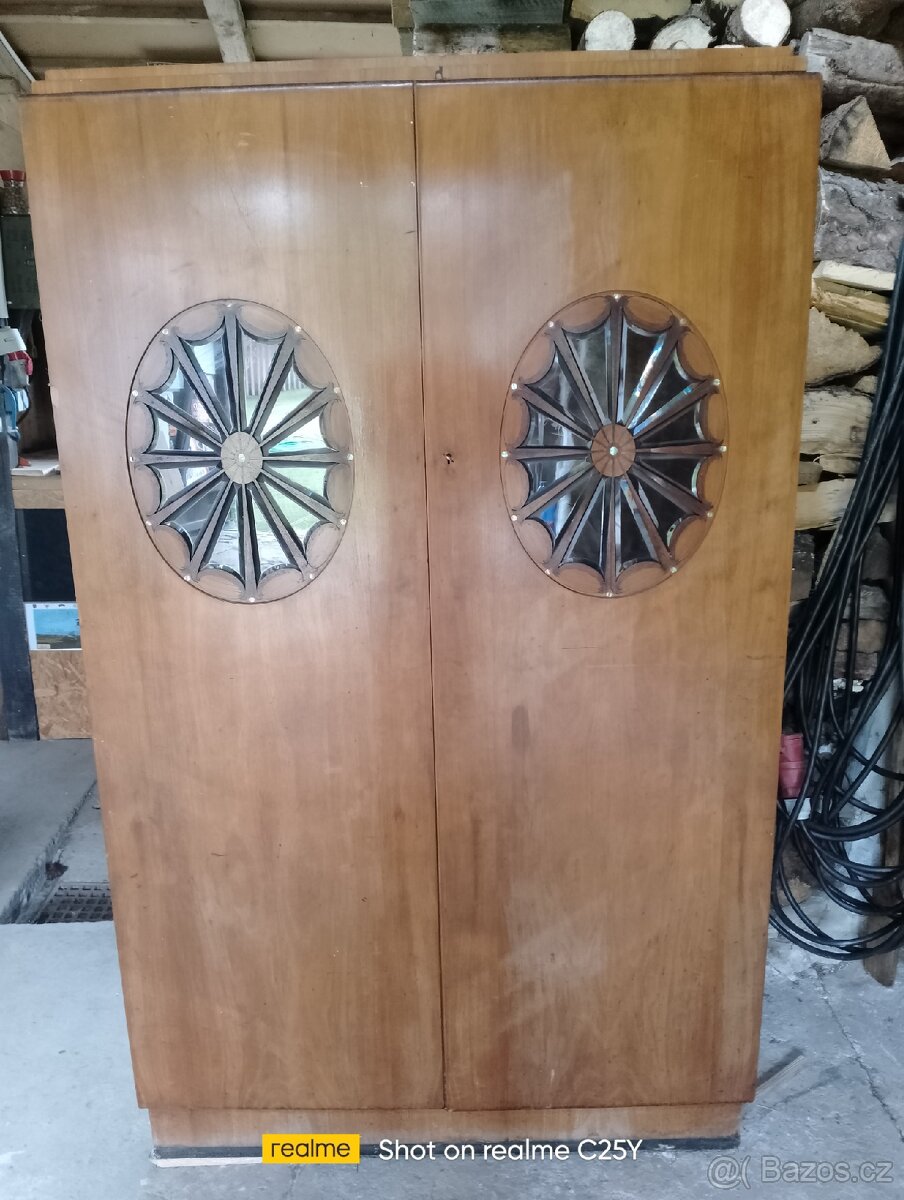 Starožitná šatní skříň