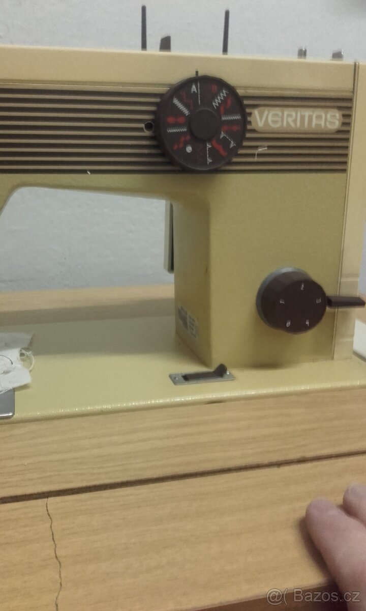 SKŘÍNOVÝ ŠICÍ STROJ