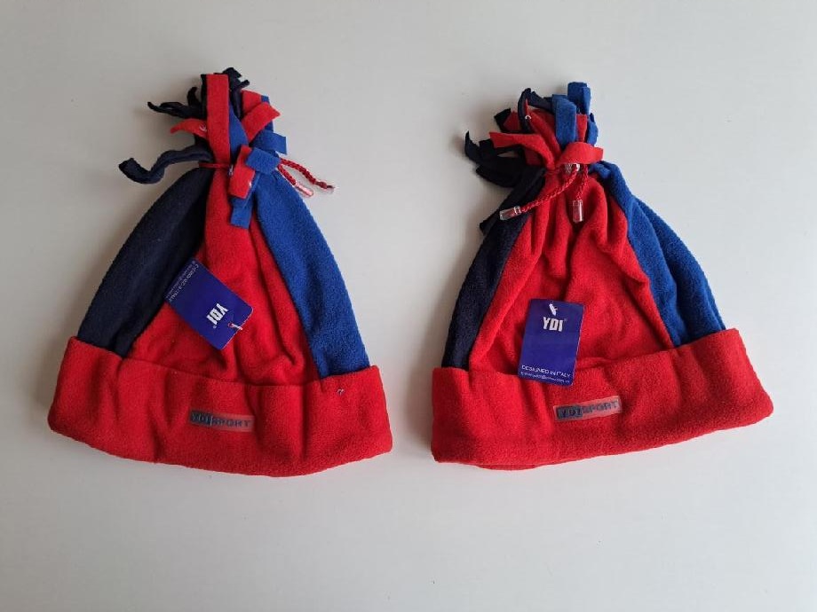 nové 2 stejné flísové čepice