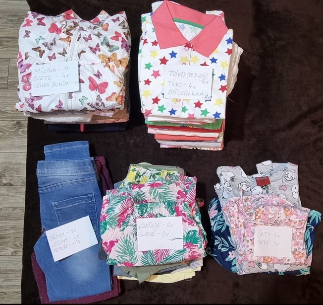 Balík (43ks) dětského oblečení 6-8 let - dívka