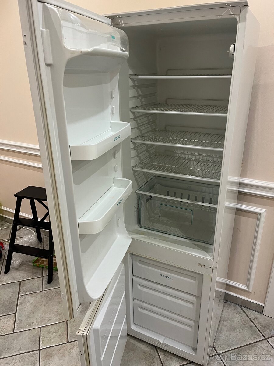 Vestavná kombinovaná lednice Zanussi ZI 3101 RV